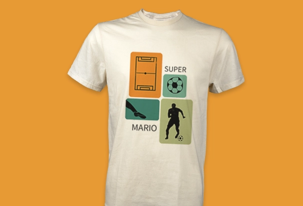 Zeigt eure Fußballliebe mit einem individuell bedruckten T-Shirt Personalisiertes Fußball-T-Shirt mit Namen und Spielfeld-Grafik
