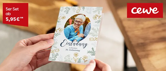 Unterschiedliche Grußkarten auf einem Tisch mit natürlichem Licht und dekorativer Umgebung.