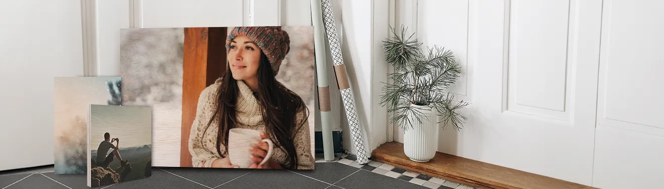 An der Wand hängen stilvolle Fotoleinwände. Erstellt hier Wandbilder mit euren Fotos für individuelle Dekorationen.