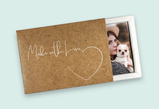 Die hellbraune Bilderbox mit der liebevollen Aufschrift "Made with Love" und Herzmotiv bietet Platz für bis zu 100 Fotos.