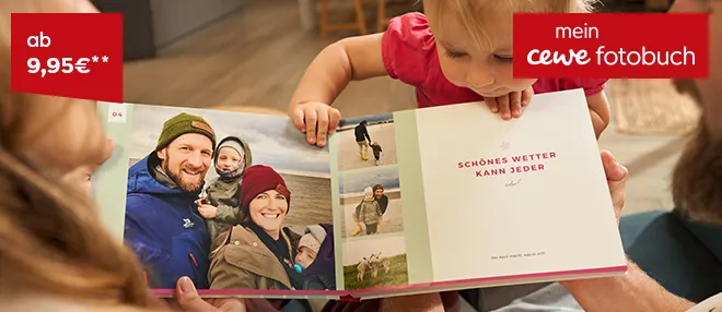 Geöffnete Buchseiten mit Fotos und einer gemütlichen Szene auf einem Tisch mit Kaffee dargestellt.