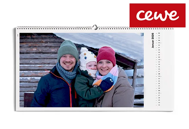 Personalisierbarer Wandkalender mit Foto und Text, winterliches Familienfoto, CEWE Fotokalender
