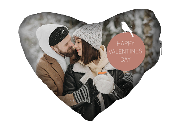 Das Herzkissen aus der ROSSMANN Foto Kollektion bringt mit persönlichem Bild und Text eine Extraportion Liebe ins Zuhause.