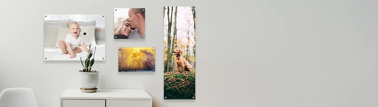 An der Wand hängen stilvolle Fotoleinwände. Erstellt hier Wandbilder mit euren Fotos für individuelle Dekorationen.