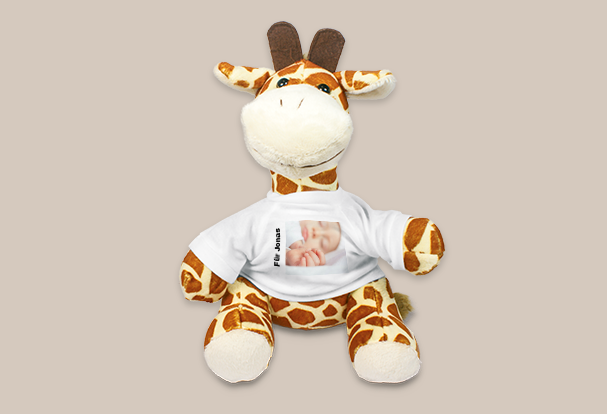 Diese niedliche Stoffgiraffe trägt ein Shirt mit Babyfoto und ist ein besonders kuscheliges Babygeschenk zur Geburt.