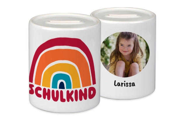 Diese weiße Spardose zeigt Fotos einer Familie und eignet sich perfekt zum Sparen für besondere Momente oder Wünsche.