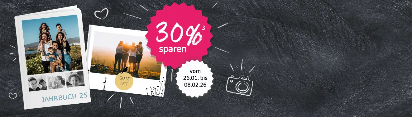 Ein aufgeschlagenes Fotobuch mit fröhlichen Momentaufnahmen. Haltet eure schönsten Fotos in einem Fotobuch fest.