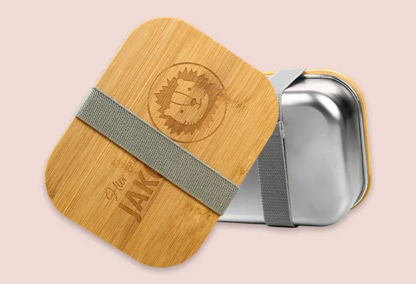 Lunchbox aus Edelstahl mit Bambusdeckel und elastischem Band, personalisiert mit Gravur des Namens 'Jakob'.