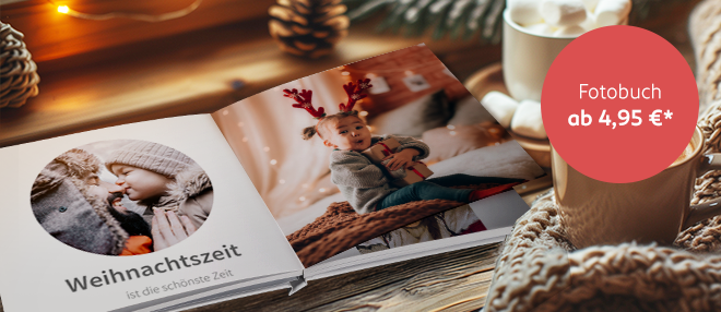 Geöffnete Buchseiten mit Fotos und einer gemütlichen Szene auf einem Tisch mit Kaffee dargestellt.