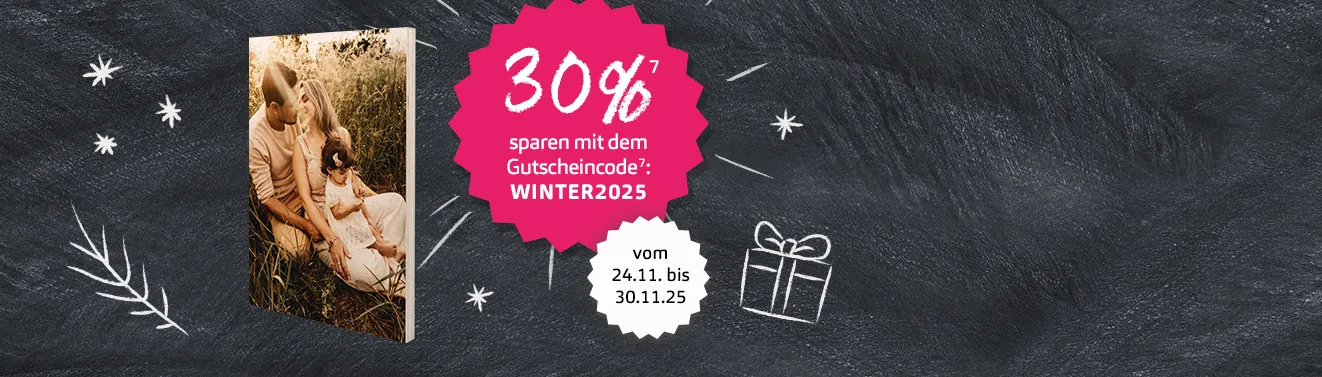 Ein auf Holz gedrucktes Foto mit Familienmotiv als natürliche, rustikale Dekoration.