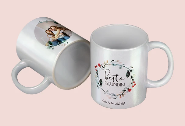 Personalisierte Perlmutt-Tasse für die beste Freundin gestalten | ROSSMMANN Fotowelt Personalisierte Tasse mit Perlmutt-Effekt und Foto – Geschenk für die beste Freundin mit Aufschrift ‚Wir haben dich lieb‘
