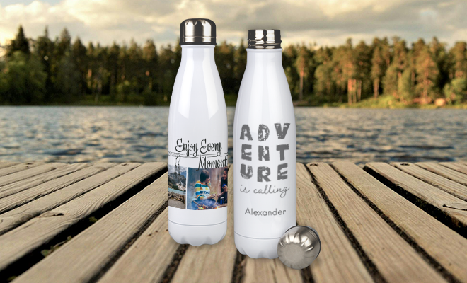 Weiße Thermosflaschen mit Foto und Text oder Gravur stehen auf einem Holzsteg vor einem See