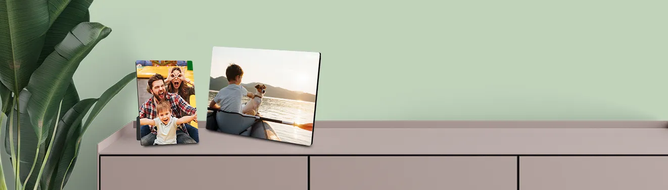 Fotoaufsteller, verschiedene Formate, schwarze MDF-Platte Hochwertigen Fotoaufsteller aus Holz in der ROSSMANN Fotowelt bestellen. Auf einer hochwertigen schwarzen MDF-Platte wird euer Motiv scharf ausbelichtet.