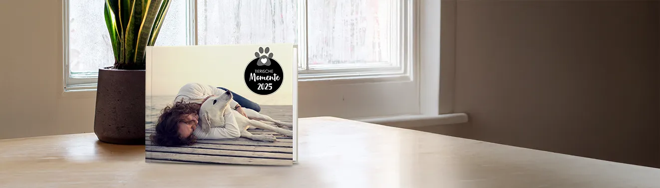 Fotobuch mit euren Fotos online bestellen Ein aufgeschlagenes Fotobuch mit fröhlichen Momentaufnahmen. Haltet eure schönsten Fotos in einem Fotobuch fest.