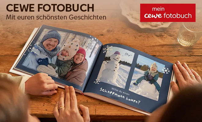 Fotobücher von CEWE hier entdecken Aufgeschlagenes Fotobuch mit winterlichen Familienfotos personalisiert - Fotobuch von CEWE entdecken
