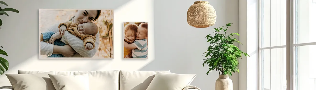 Zwei auf Holz gedruckte Fotos mit Familienmotiven als natürliche, rustikale Dekoration.