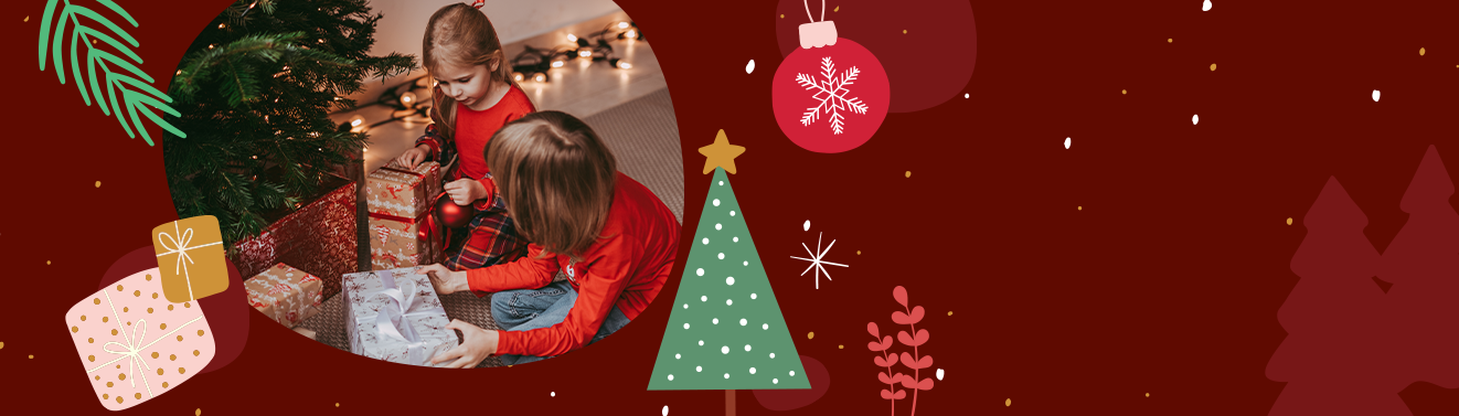 Kinder entdecken unter dem Weihnachtsbaum Geschenke -  Wir wünschen Frohe Weihnachten