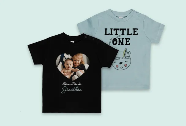 Schwarzes Baby-Shirt "kleiner Bruder Jonathan" mit Geschwisterfoto in Herzform und blaues Shirt "Little One" mit Bärenmotiv.