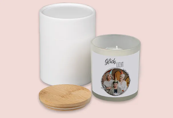 Eine personalisierte Duftkerze mit Holzdeckel, verziert mit einem Familienfoto und dem Text „Glückslicht“.
