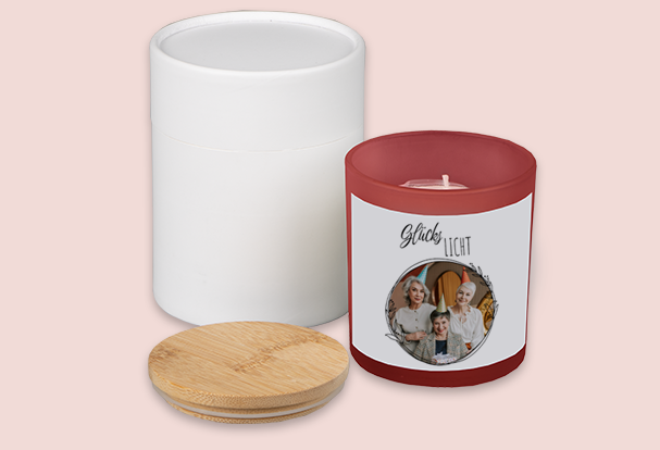Eine personalisierte Duftkerze mit Holzdeckel, verziert mit einem Familienfoto und dem Text „Glückslicht“.