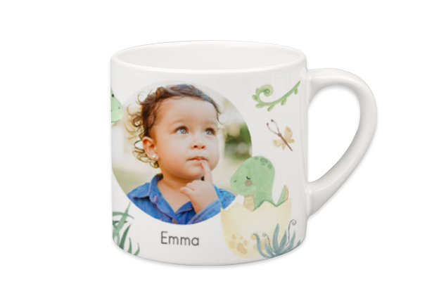 Eine personalisierte Kindertasse mit Foto und süßem Design – ideal als Geschenk, erstellt in der ROSSMANN FOTOWELT.