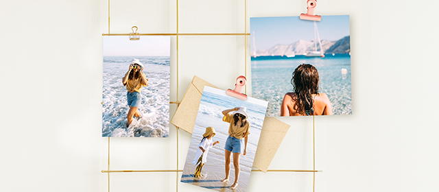 Drei Fotos hängen an einem dekorativen goldenen Cliprahmen, jeweils mit sommerlichen und maritimen Motiven.