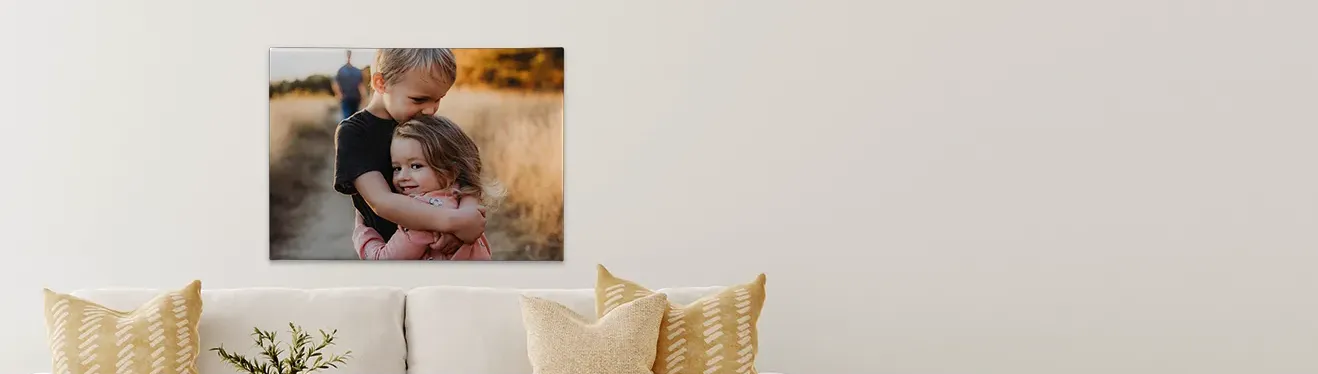 Eine große, an der Wand hängende Leinwand mit einem persönlichen Lieblingsmotiv. Jetzt in der ROSSMANN Fotowelt gestalten!