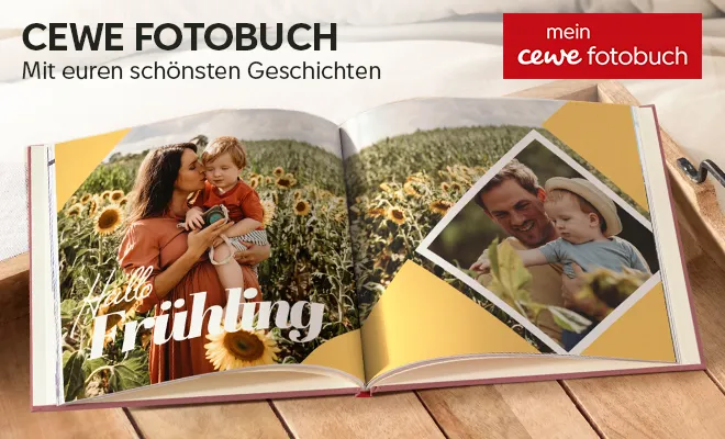Fotobuch von CEWE Personalisiertes Fotobuch liegt auf einem Holztisch.