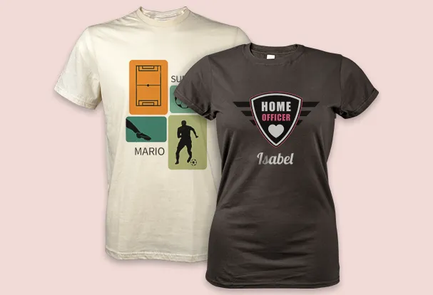 Zwei T-Shirts mit individuellen Designs: eines mit Fußball-Motiven und Name 'Mario', das andere mit 'Home Officer' und Name 'Isabel'.
