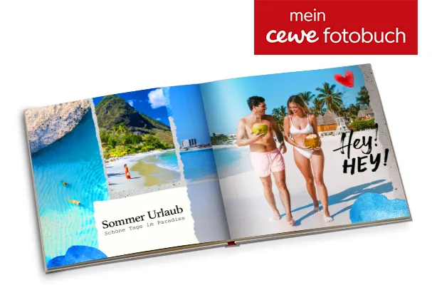 Offenes Fotobuch mit Familienfoto am Strand, Kinder und Erwachsener halten sich an den Händen im Wasser.