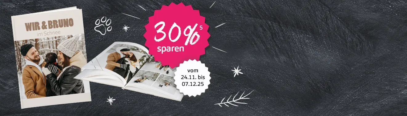 Ein aufgeschlagenes Fotobuch mit fröhlichen Momentaufnahmen. Haltet eure schönsten Fotos in einem Fotobuch fest.