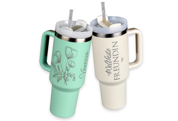 Zwei XXL Thermobecher mit Deckel, Strohhalm und Henkel. In der ROSSMANN Fotowelt individuell mit Text und Grafiken gravierbar.