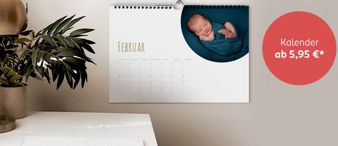 Individueller Fotokalender, gestaltet mit einem Babyfoto und schlichten Designs, perfekt für eure Organisation.