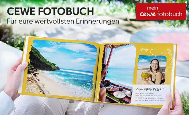 Ein offen liegendes Fotobuch mit Urlaubsbildern – Jetzt entdecken!