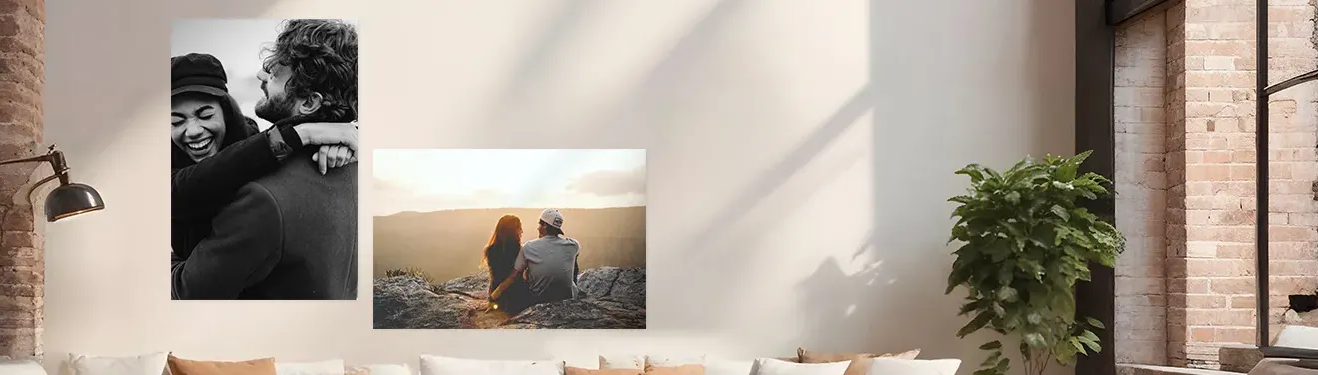 Landschafts-Fotos als Premium Poster im Hoch- und Querformat an der Wand über einer Couch. Jetzt auf Echtfotopapier gestalten!