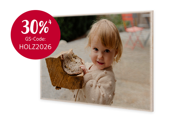 Ihr könnt ein Foto auf Holz drucken lassen. Die Holzstruktur lässt eure Wanddeko besonders edel wirken. In der ROSSMANN Fotowelt könnt ihr euer Vintage-Look für das Wohnzimmer gestalten und bestellen.