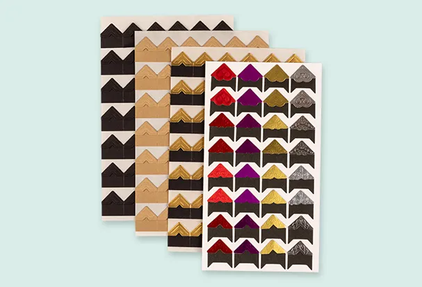 Mit den selbstklebenden Fotoecken in Schwarz, Gold, Bunt oder Braun verleiht ihr euren Fotos eine besondere, stilvolle Note.