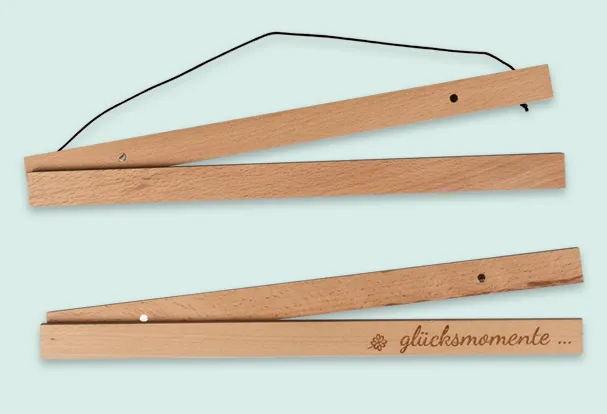 Holz-Posterleiste mit Magnetverschluss, graviert mit dem Schriftzug „Glücksmomente...“, ideal zur Wanddekoration.