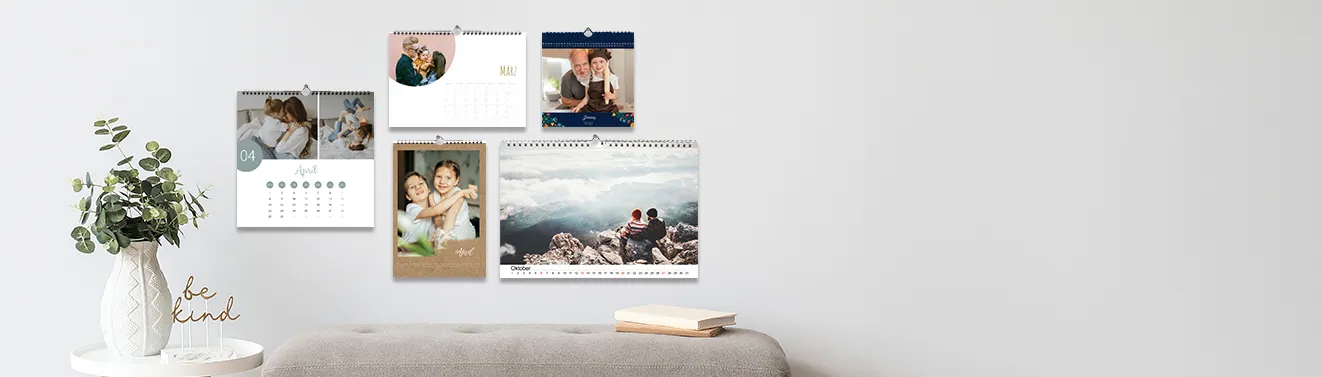 Zu sehen ist ein individuell bedruckter Kalender mit Fotos. Designt auch ihr euren eigenen Kalender für das ganze Jahr!