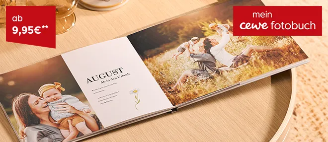 Geöffnete Buchseiten mit Fotos und einer gemütlichen Szene auf einem Tisch mit Kaffee dargestellt.