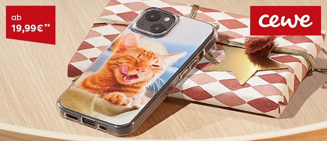 Personalisierte Handyhülle mit oranger Katze angelehnt an weihnachtlich verpacktes Geschenk.
