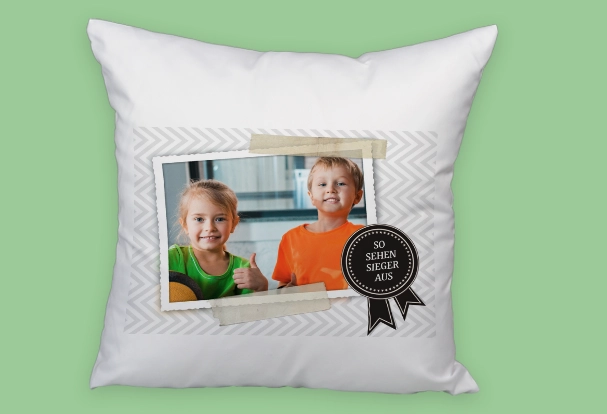 Macht es euch gemütlich mit einem personalisierten Fotokissen eurer Sporthelden Kissen mit Sportfoto und Medaille – so sehen kleine Sieger aus!