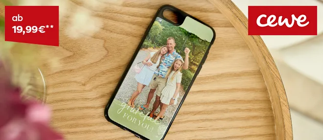 Handyhülle mit Foto einer Mutter mit Baby und einem dekorativen Text, platziert auf einem Holzuntergrund.