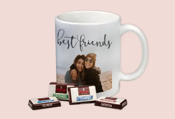 personalisiertes Geschenk, Tasse weiß mit Schokolade Überrascht eure Freunde mit einer individuell gestalteten Tasse, gefüllt mit Schokolade. So könnt ihr Geschenke personalisieren und für köstliche Momente sorgen.