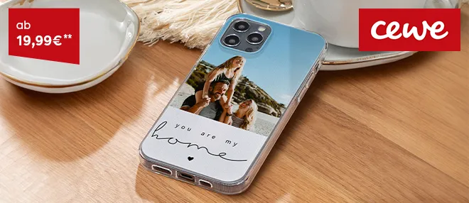 Handyhülle mit Foto einer Mutter mit Baby und einem dekorativen Text, platziert auf einem Holzuntergrund.