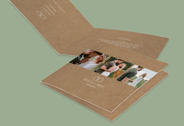 Geöffnete, braune Klappkarte als Geschenkideen zur Hochzeit mit drei Paar-Fotos außen und Text innen auf grünem Hintergrund