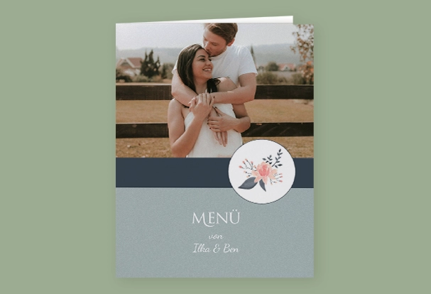 Elegant bedruckte Menükarte mit Paar-Foto, Namen und floralem Motiv – ein personalisiertes Hochzeitsgeschenk für die Festtafel.