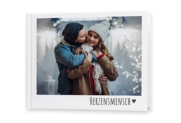Personalisiertes ROSSMANN Fotobuch mit stabilem Hardcover und eigenem Design, ideal zum Festhalten besonderer Erinnerungen.