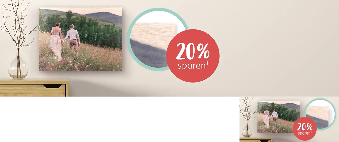 Bedruckte Holztafel, die an einer Wand hängt. In einer Bubble ist eine Nahansicht zu erkennen.