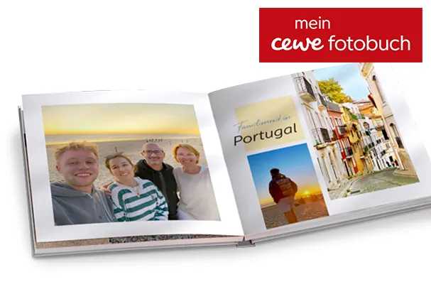 Ein offen liegendes Fotobuch mit Urlaubsbildern – Jetzt entdecken!